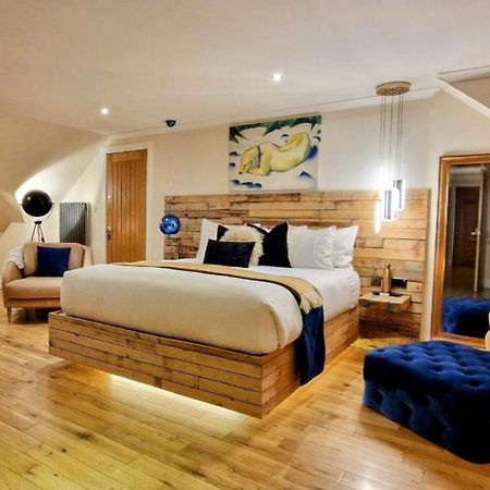 The Sleeping Dog Room At The Grumpy Schnauzer Bnb Huge Room, Luxe Suite, Private Hot Tub, Breakfast, Gym, Games Room, Farm Stay, Amazing Airdrie Exterior foto