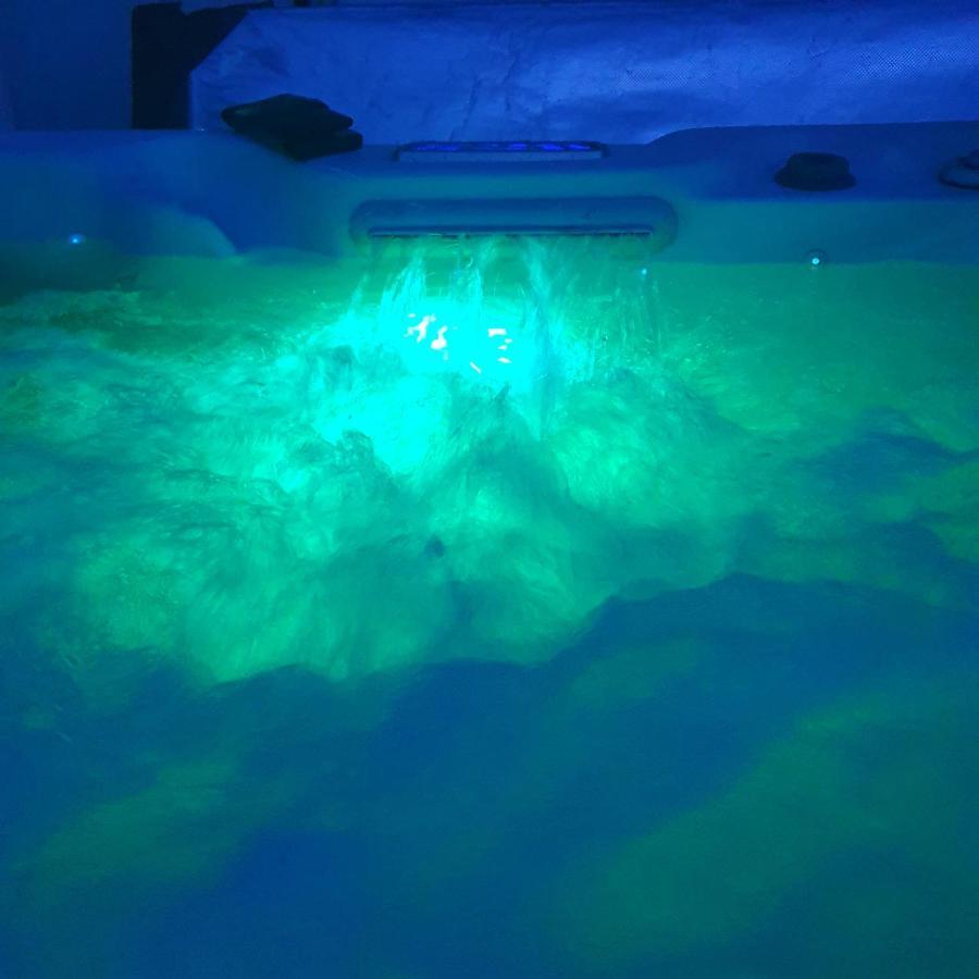 The Sleeping Dog Room At The Grumpy Schnauzer Bnb Huge Room, Luxe Suite, Private Hot Tub, Breakfast, Gym, Games Room, Farm Stay, Amazing Airdrie Exterior foto