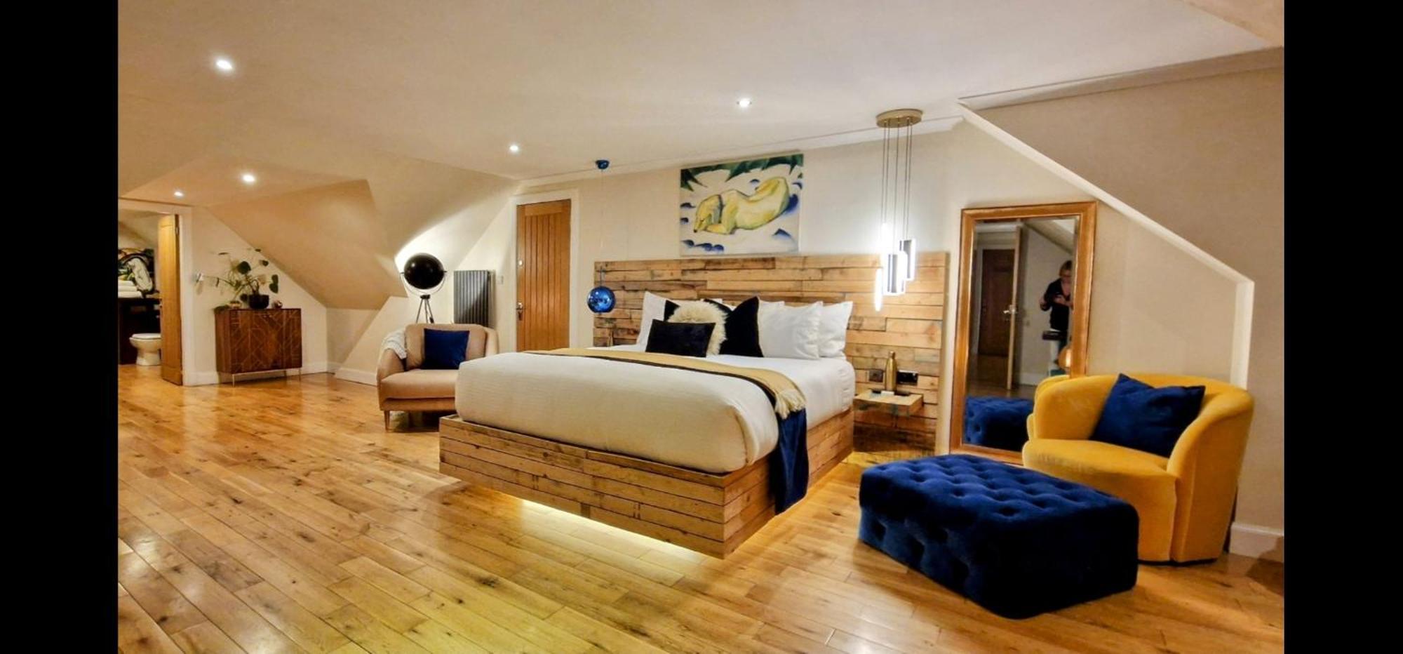The Sleeping Dog Room At The Grumpy Schnauzer Bnb Huge Room, Luxe Suite, Private Hot Tub, Breakfast, Gym, Games Room, Farm Stay, Amazing Airdrie Exterior foto