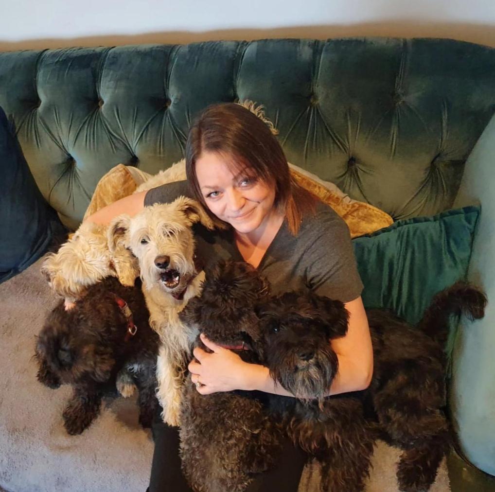 The Sleeping Dog Room At The Grumpy Schnauzer Bnb Huge Room, Luxe Suite, Private Hot Tub, Breakfast, Gym, Games Room, Farm Stay, Amazing Airdrie Cameră foto